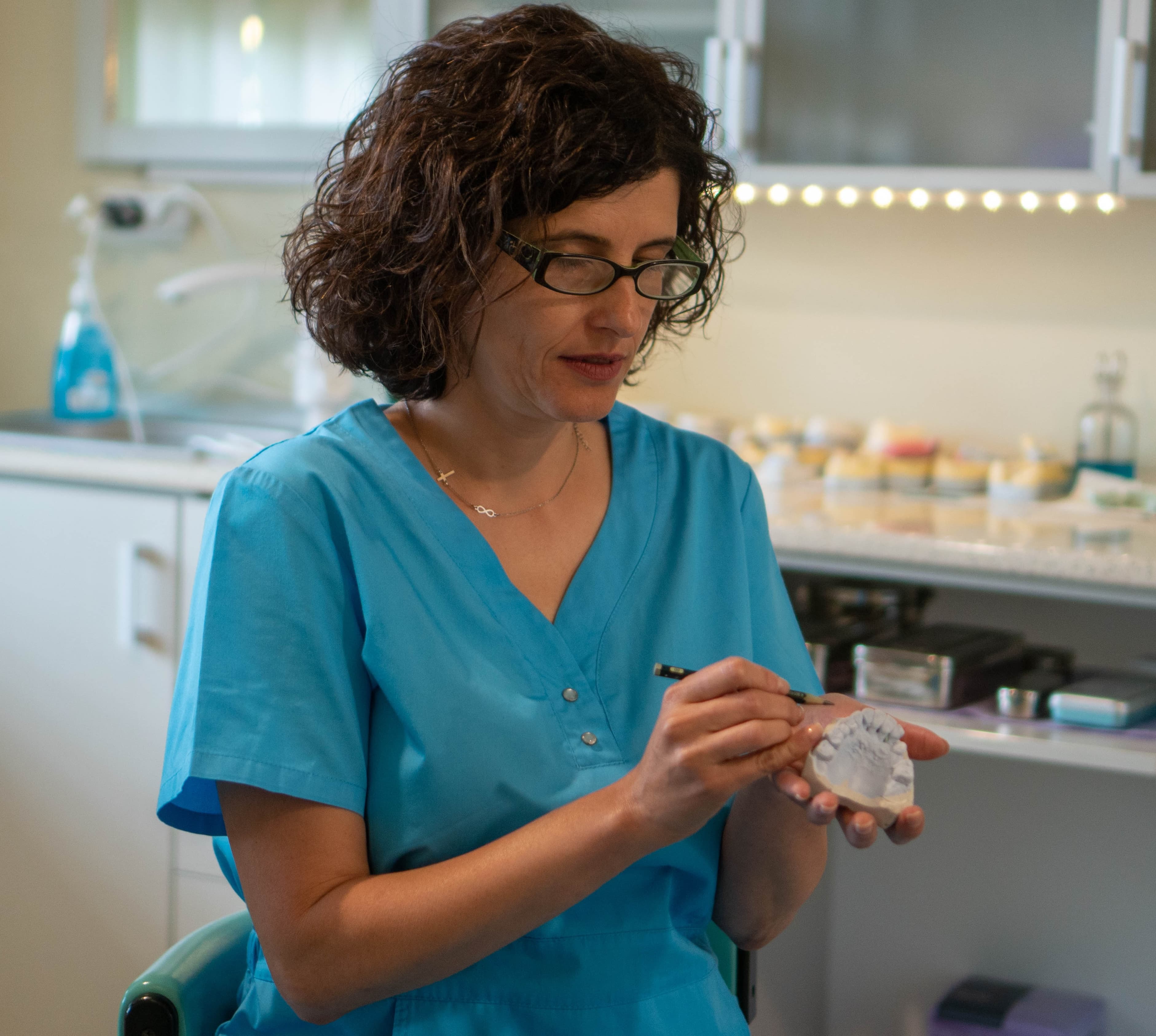 Medic stomatolog Dr. Meda Munteanu realizând un tratament dentar profesional în cabinetul din București